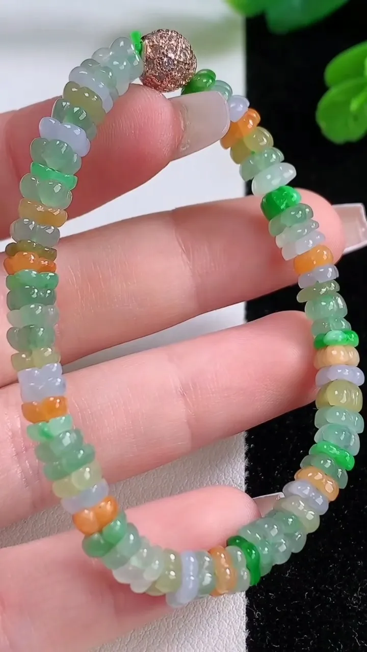 天然A货翡翠种三彩莲花手串，尺寸5.1-2.8-70颗，重量:11.28g12月4日
工厂直销收藏佳品,种好水足，色泽均匀，有种有色，上手高大气！