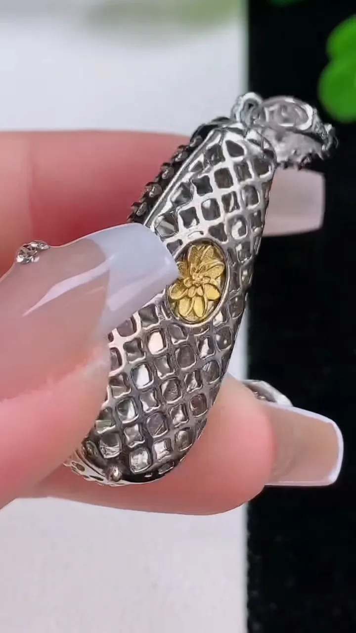 天然A货翡翠福瓜吊坠，尺寸45-15-9.4，裸石28.5-12.8重量:7.80g
12月4日