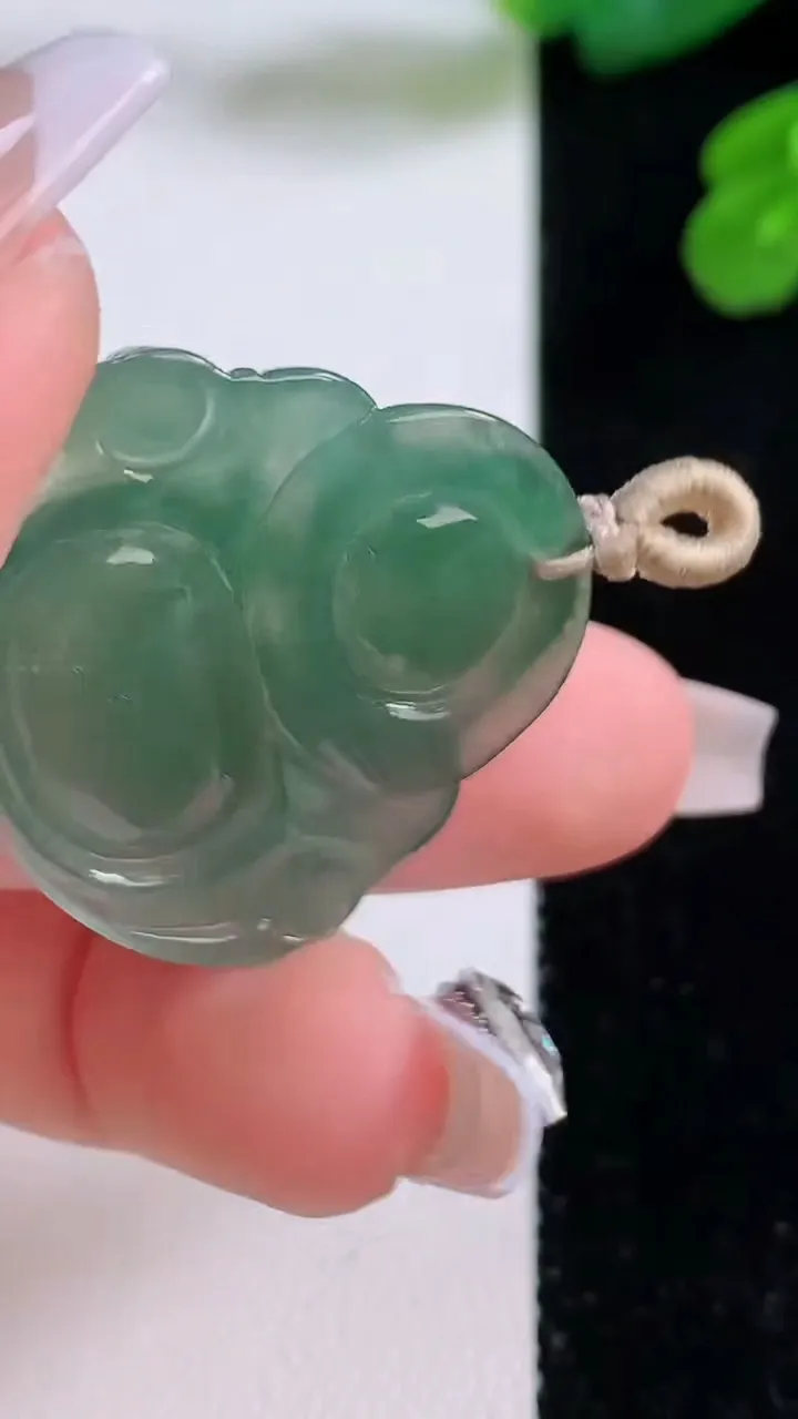 天然A货翡翠佛公吊坠，尺寸29.3-31.6-5.7，重量:8.06g
12月4日