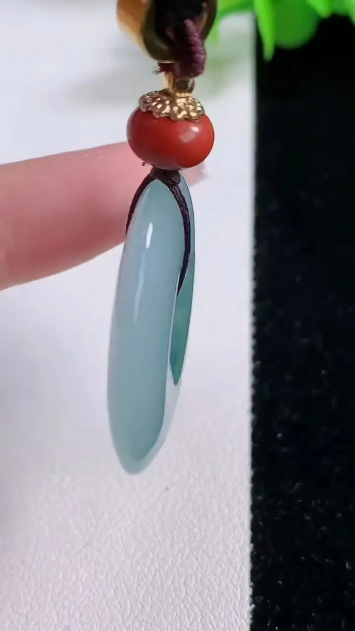 天然A货翡翠冰种飘花平安扣吊坠，尺寸31.8-5.4，重量:16.30g
12月4日