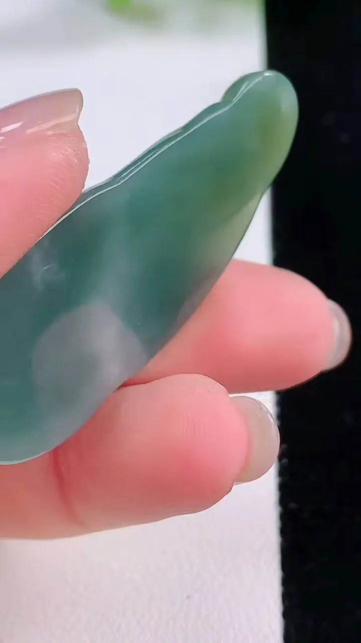 天然A货翡翠双彩无相佛吊坠，尺寸46.3-21-4.5，重:9.27g
12月4日