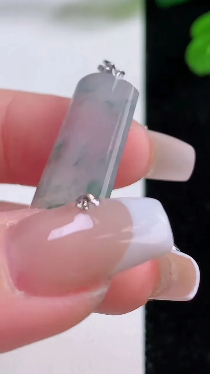 天然A货翡翠种飘花无事牌吊坠，尺寸35.7-12.7-4，重量:4.75g
12月4日