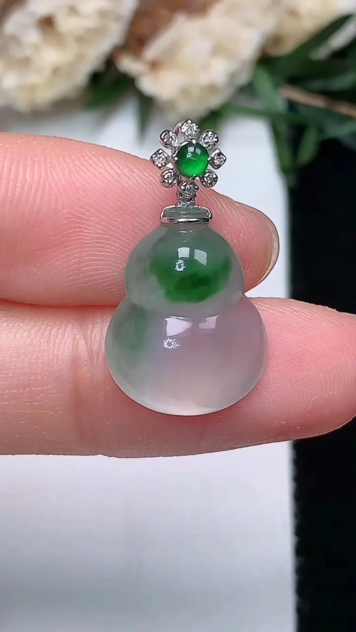 天然A货翡翠葫芦吊坠，尺寸16.2-12.8-4.8，重量:1.96g
12月4日