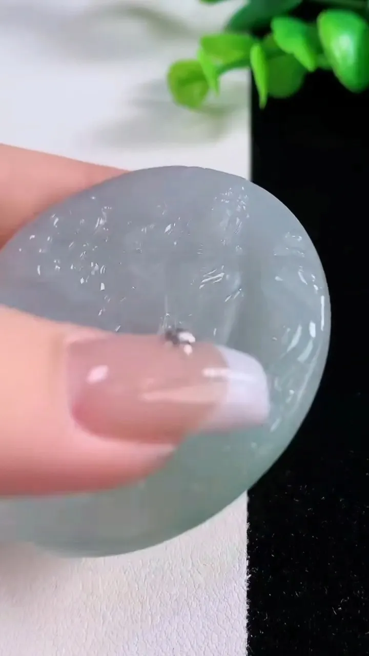 天然A货翡翠大势至观音菩萨吊坠，尺寸55.6-5.6，重量:36.99g
12月4日