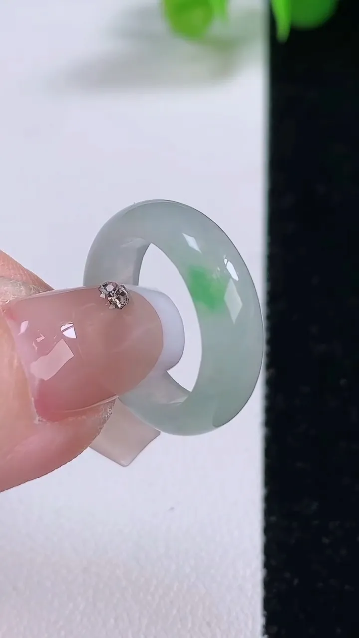 天然A货翡翠指环 戒指，尺寸15.7-5-2.2，重量:2.83g2025年12月4日
工厂直销收藏佳品,种好水足，色泽均匀，有种有色，上手高大气！