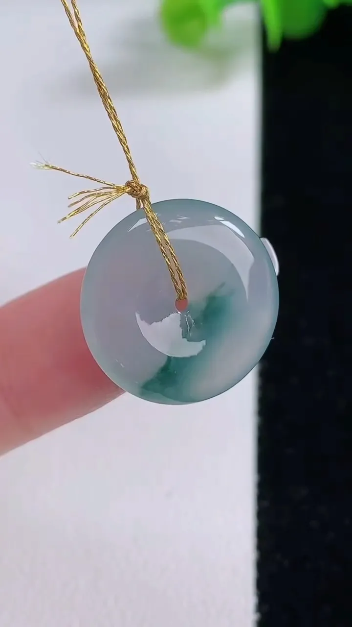 天然A货翡翠冰种飘花小平安扣吊坠，尺寸17.8-3.9，重量:2.71g
12月4日