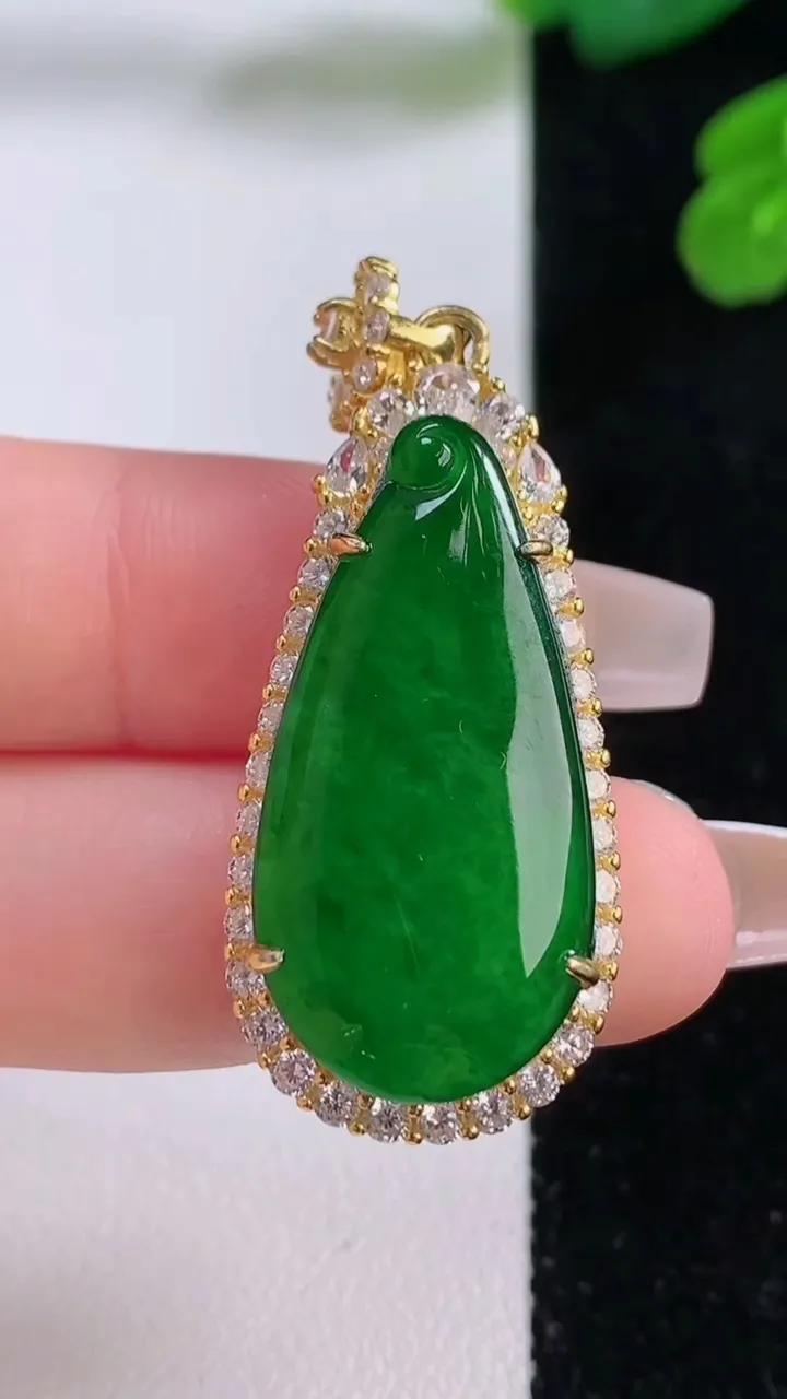 天然A货翡翠福瓜吊坠，尺寸42.8-17.4-8.5，裸石30.4-14.8重量:8.09g
12月