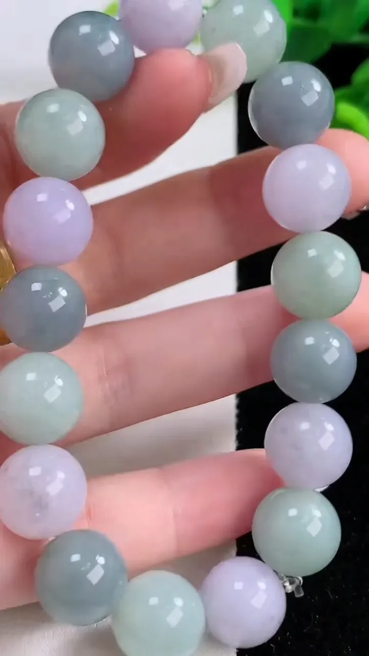 天然A货翡翠春带彩 紫罗兰圆珠手串，尺寸14.8-17颗，重量:52.49g12月4日
工厂直销收藏佳品,种好水足，色泽均匀，有种有色，上手高大气！