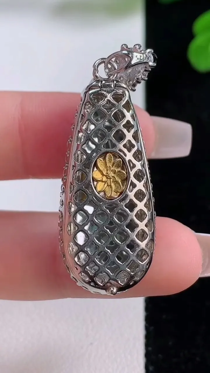 天然A货翡翠福瓜吊坠，尺寸45-15-9.4，裸石28.5-12.8重量:7.80g
12月4日