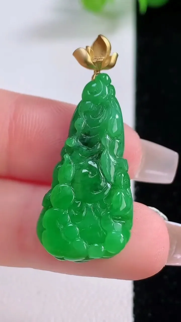 天然A货翡翠白菜吊坠，尺寸31.2-15-5.8，重量:4.58g
12月4日