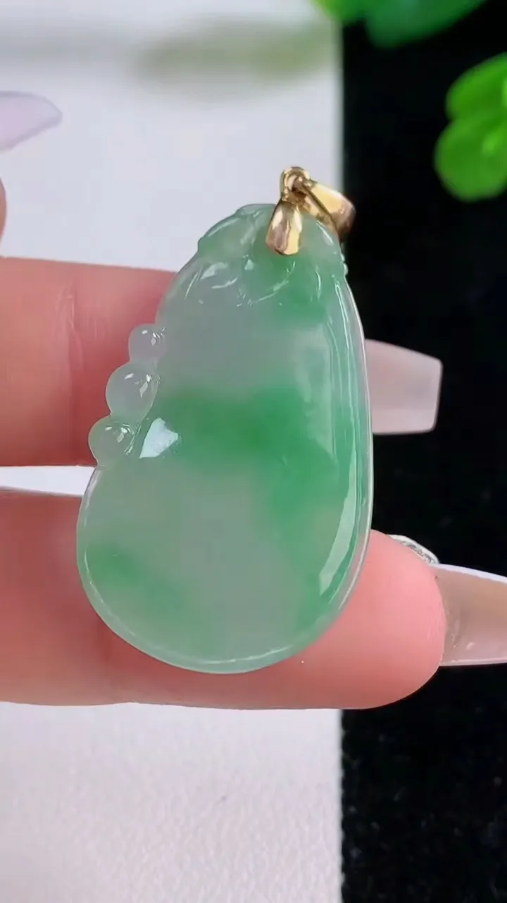 天然A货翡翠福瓜吊坠，尺寸33-19.8-5.7，重量:7.54g
12月4日