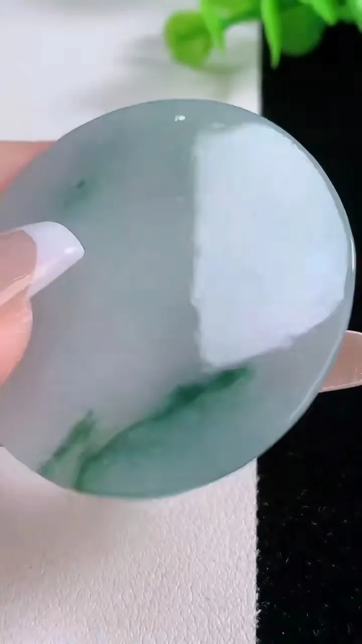 天然A货翡翠冰种飘花观音菩萨吊坠，尺寸47.6-43.7-4.7，重量:21.79g
12月4日