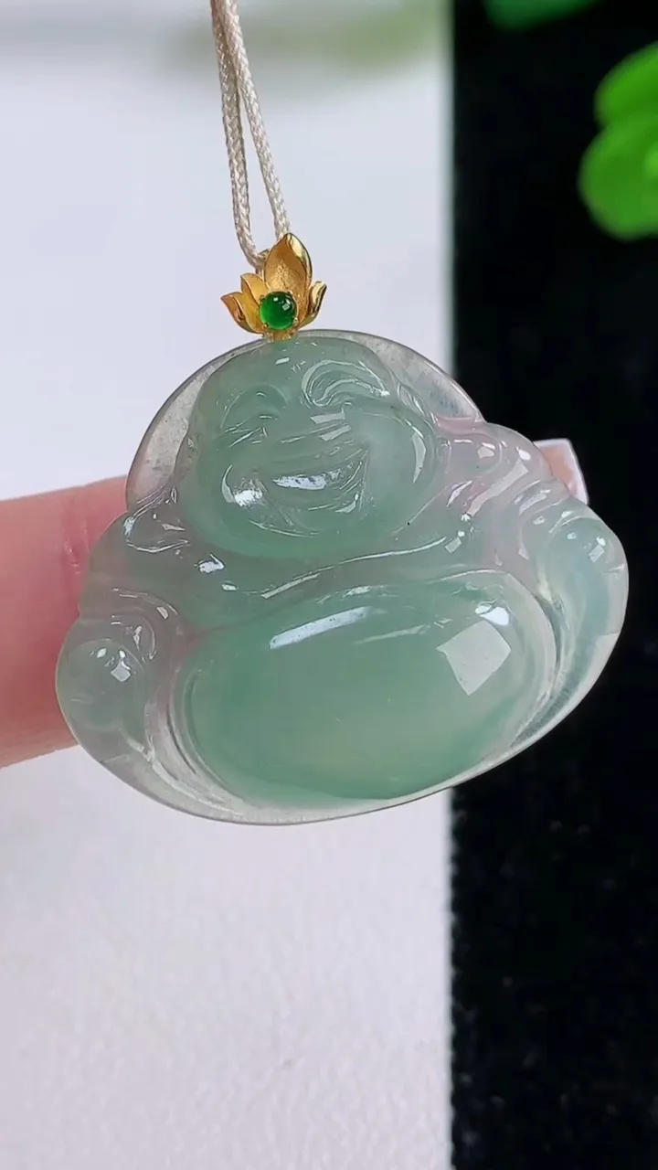 天然A货翡翠佛公吊坠，尺寸24.6-29.4-5.2，重量:5.98g
12月4日