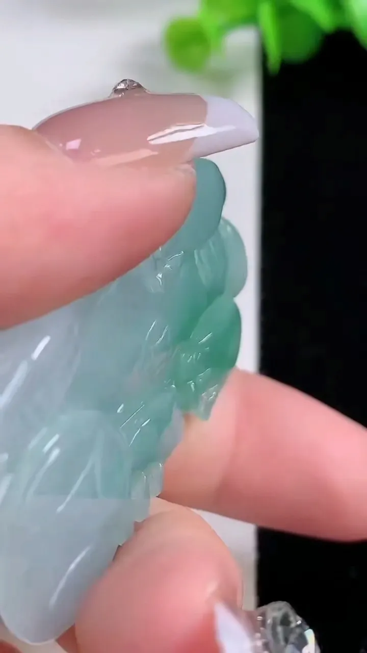 天然A货翡翠霸王貔貅吊坠，尺寸46.4-25.8-11，重量:33.98g
12月4日