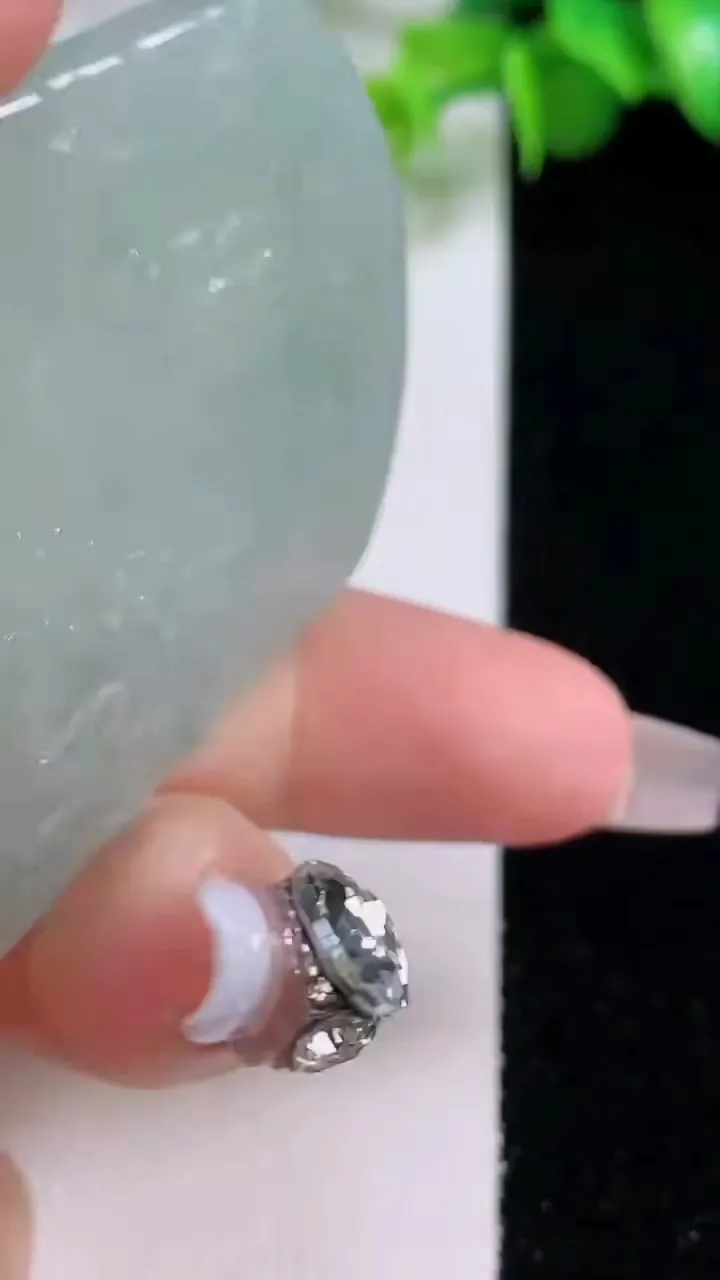 天然A货翡翠山水牌吊坠，尺寸53-43-5.4，重量:29.29g
12月4日