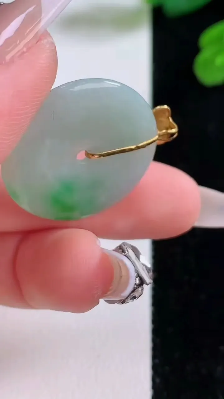 天然A货翡翠平安扣吊坠，尺寸26-3.2，重量:4.91g
12月4日