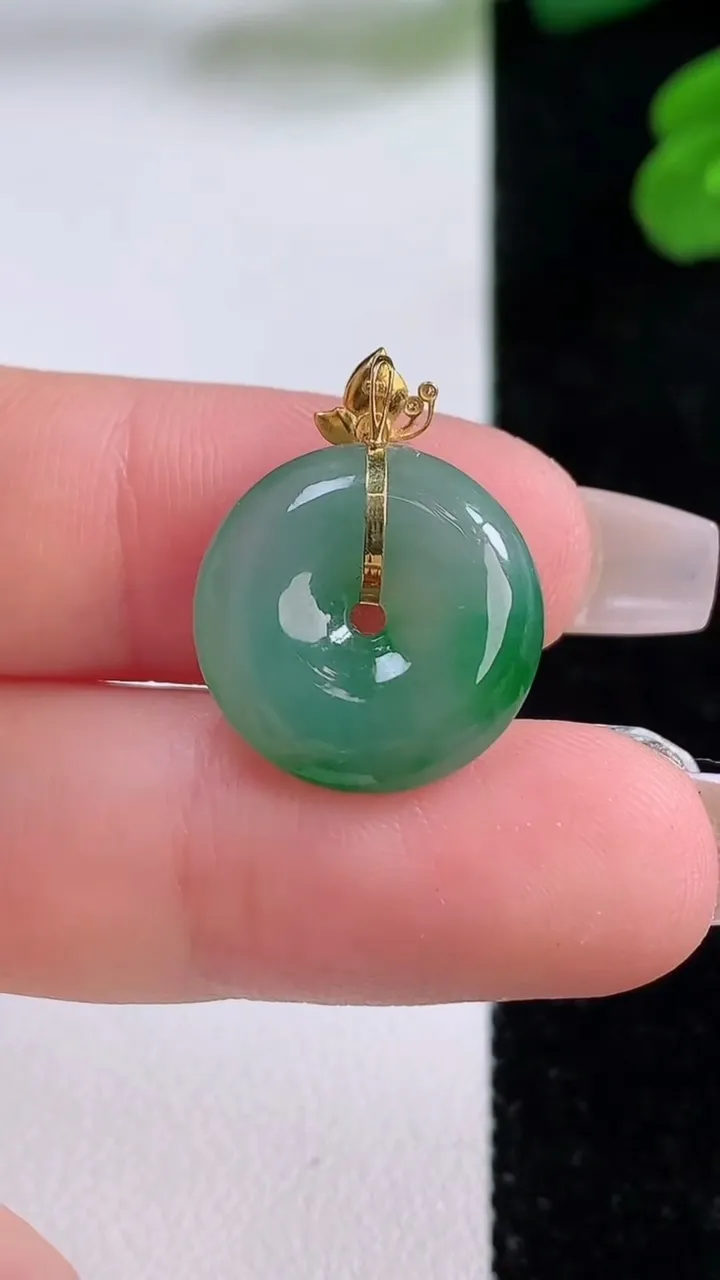 天然A货翡翠平安扣吊坠，尺寸16-4.7，重量:3.08g
12月4日