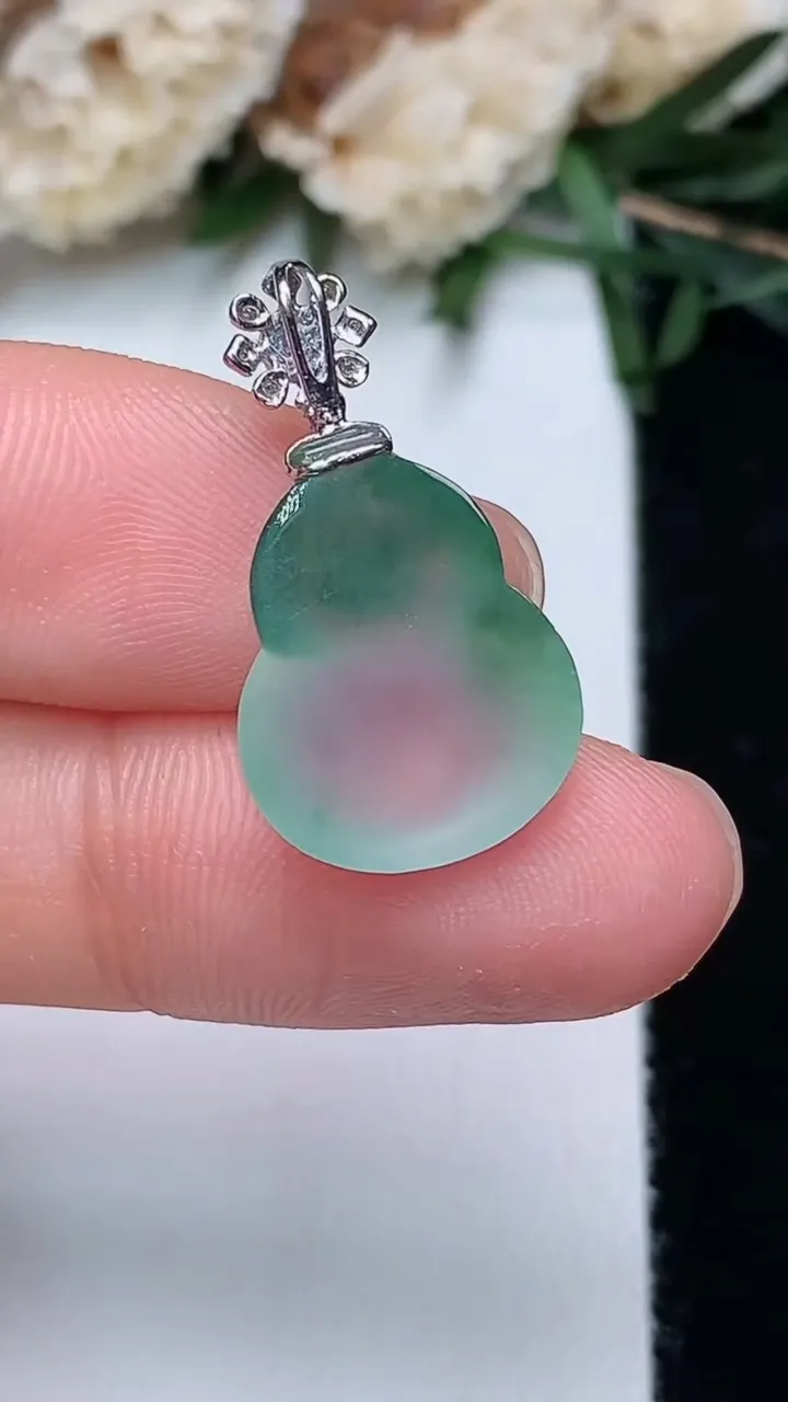 天然A货翡翠葫芦吊坠，尺寸16.2-12.8-4.8，重量:1.96g
12月4日