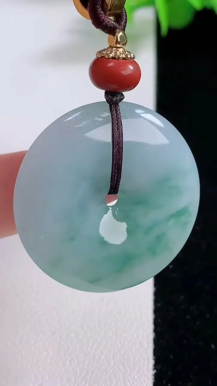 天然A货翡翠冰种飘花平安扣吊坠，尺寸31.8-5.4，重量:16.30g
12月4日