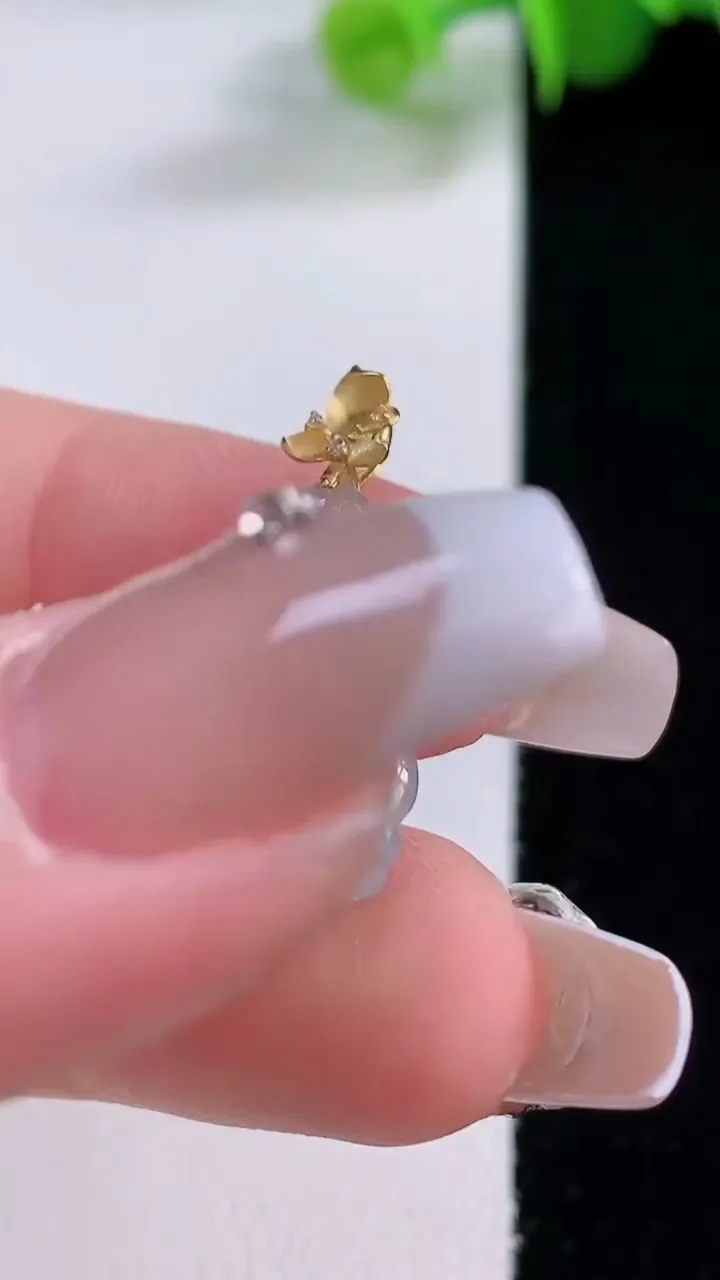 天然A货翡翠种白冰莲蓬吊坠，尺寸18-15.2-8.8，重量:3.74g
12月4日