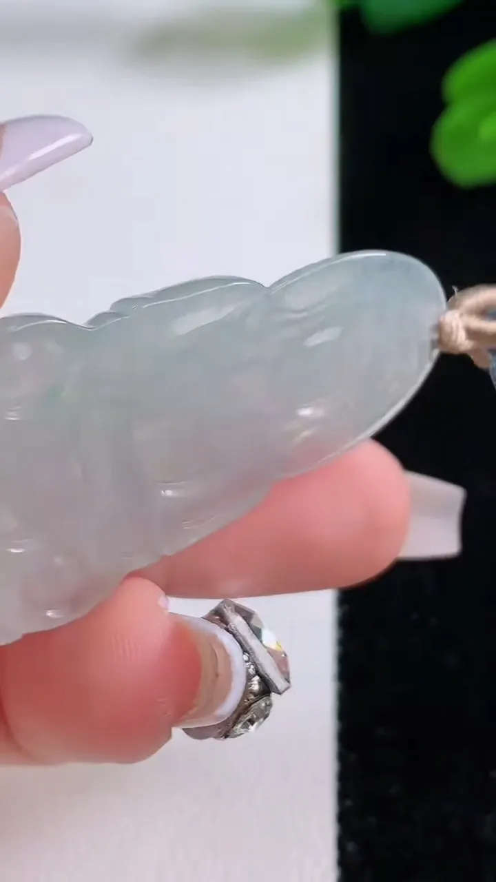 天然A货翡翠观音菩萨吊坠，尺寸43.2-26-3.9，重量:7.86g
12月4日