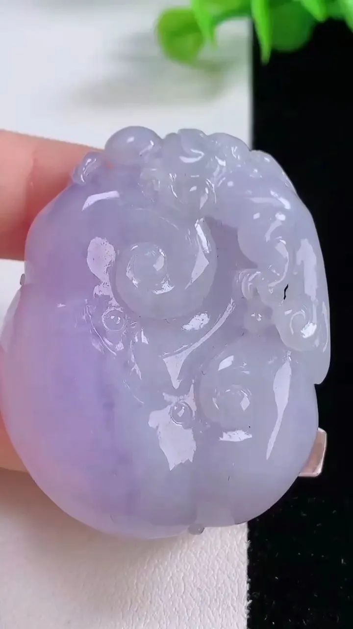 天然A货翡翠冰种紫罗兰如意吊坠，尺寸48-37.7-11，重量:41.98g
12月4日