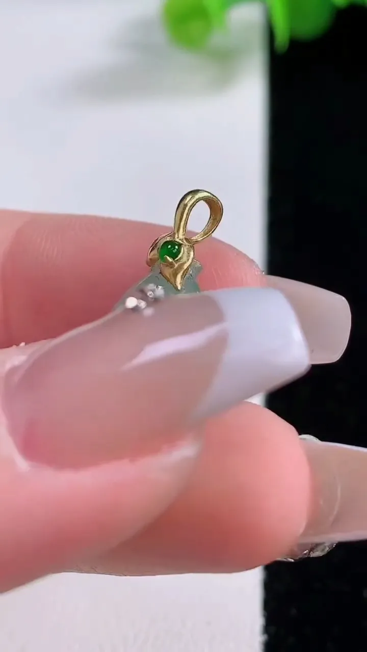 天然A货翡翠葫芦吊坠，尺寸18.7-12.6-3.2，重量:1.57g
12月4日