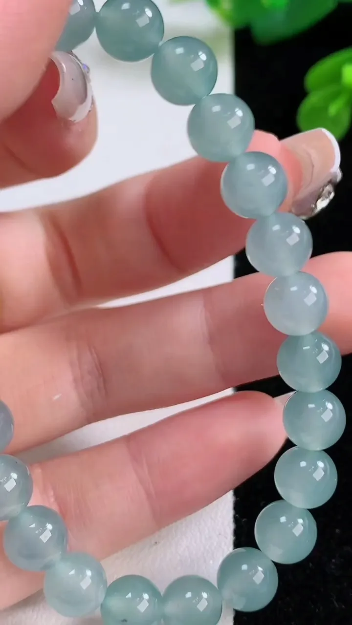 天然A货翡翠种蓝水圆珠手串，尺寸7.7-24颗，重量:20.09g12月4日
工厂直销收藏佳品,种好水足，色泽均匀，有种有色，上手高大气！