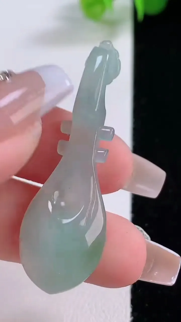 天然A货翡翠琵琶吊坠，尺寸47-15.6-5.6，重量:4.88g
12月4日