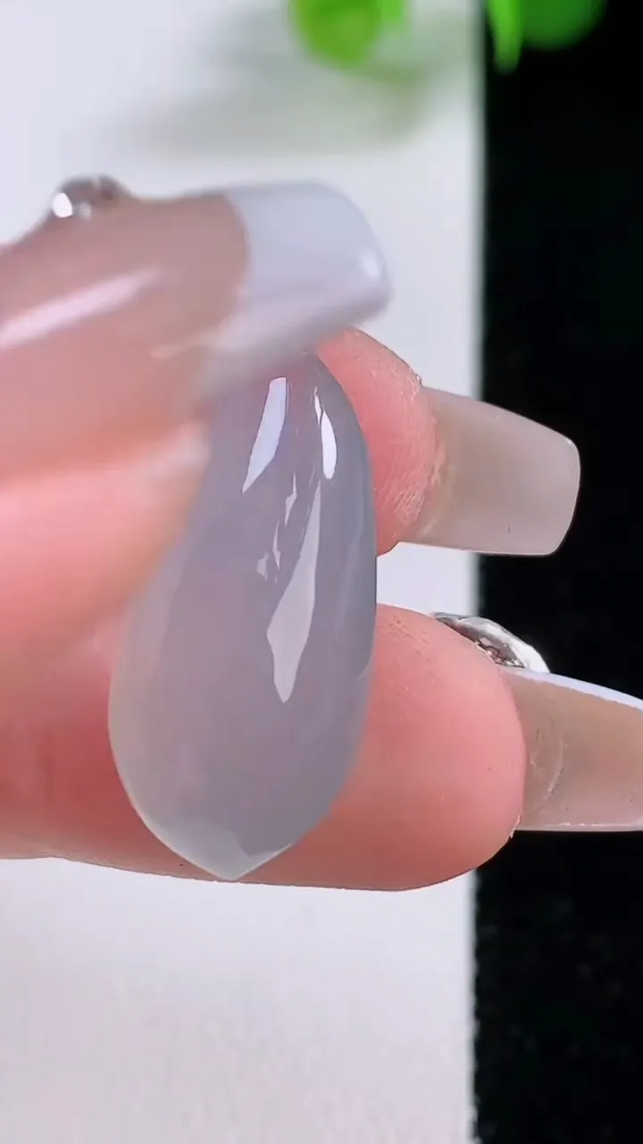 天然A货翡翠种白冰福瓜吊坠，尺寸25-11.6-7.1，重量:3.46g
12月4日