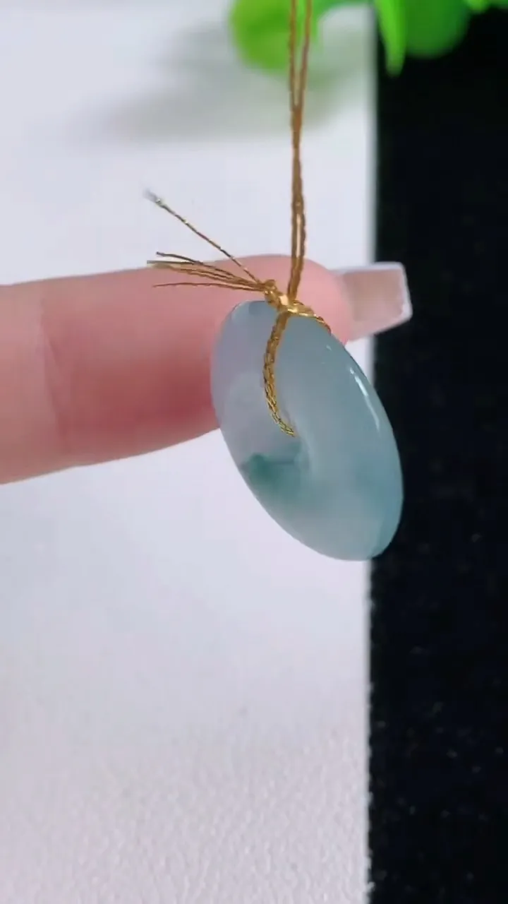 天然A货翡翠冰种飘花小平安扣吊坠，尺寸17.8-3.9，重量:2.71g
12月4日