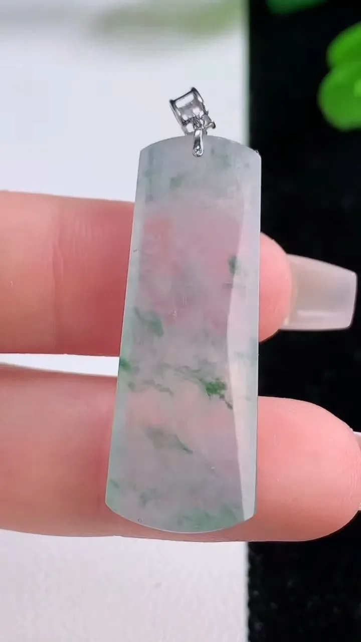 天然A货翡翠种飘花无事牌吊坠，尺寸35.7-12.7-4，重量:4.75g
12月4日