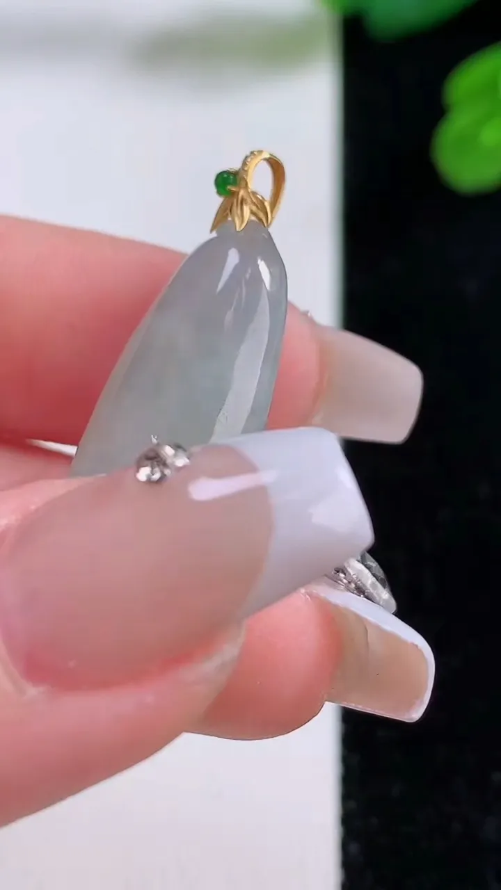 天然A货翡翠福瓜吊坠，尺寸29.9-12.5-5.8，重量:4.94g
12月4日