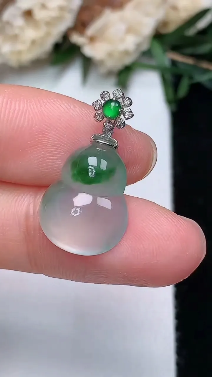 天然A货翡翠葫芦吊坠，尺寸16.2-12.8-4.8，重量:1.96g
12月4日