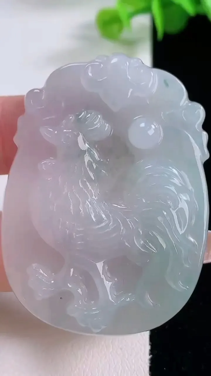 天然A货翡翠冰种飘花生肖鸡吊坠，尺寸52.6-38-6.2，重量:22.77g
12月4日