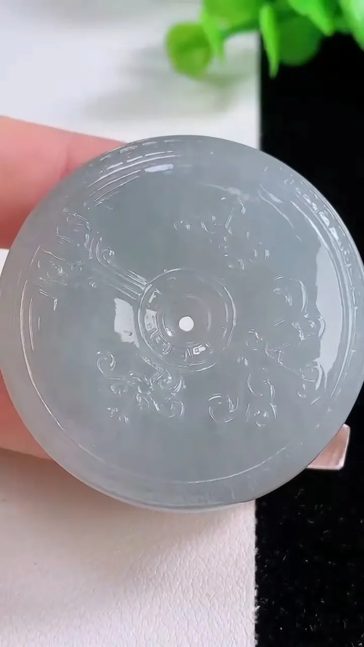 天然A货翡翠雕花平安扣吊坠，尺寸44-9.7，重量:41.88g
12月4日