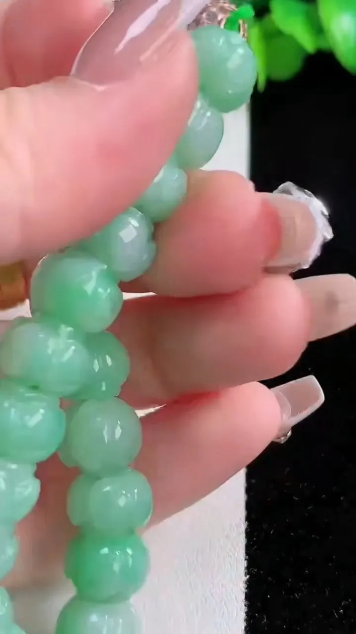 天然A货翡翠莲花手串23颗，尺寸10.4-7.7，重量:35.06g12月4日
工厂直销收藏佳品,种好水足，色泽均匀，有种有色，上手高大气！