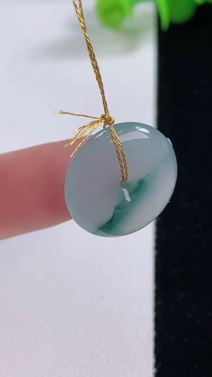 天然A货翡翠冰种飘花小平安扣吊坠，尺寸17.8-3.9，重量:2.71g
12月4日