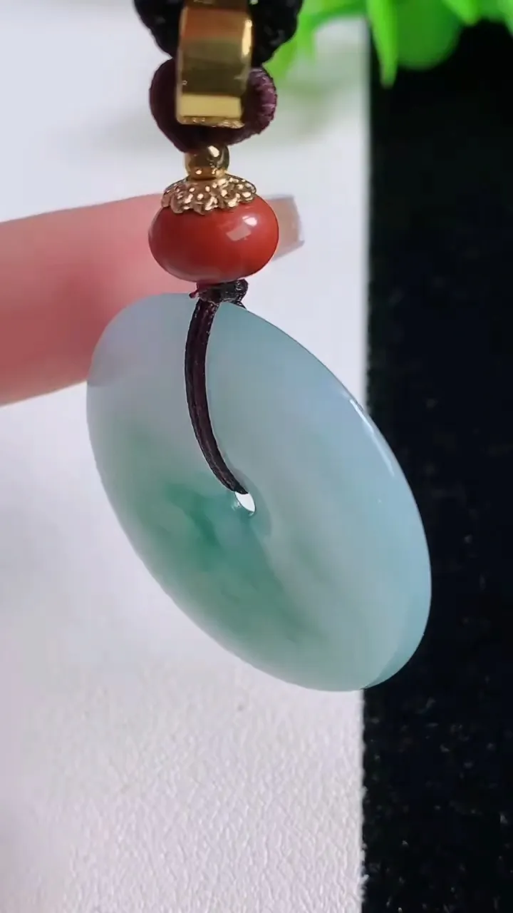 天然A货翡翠冰种飘花平安扣吊坠，尺寸31.8-5.4，重量:16.30g
12月4日