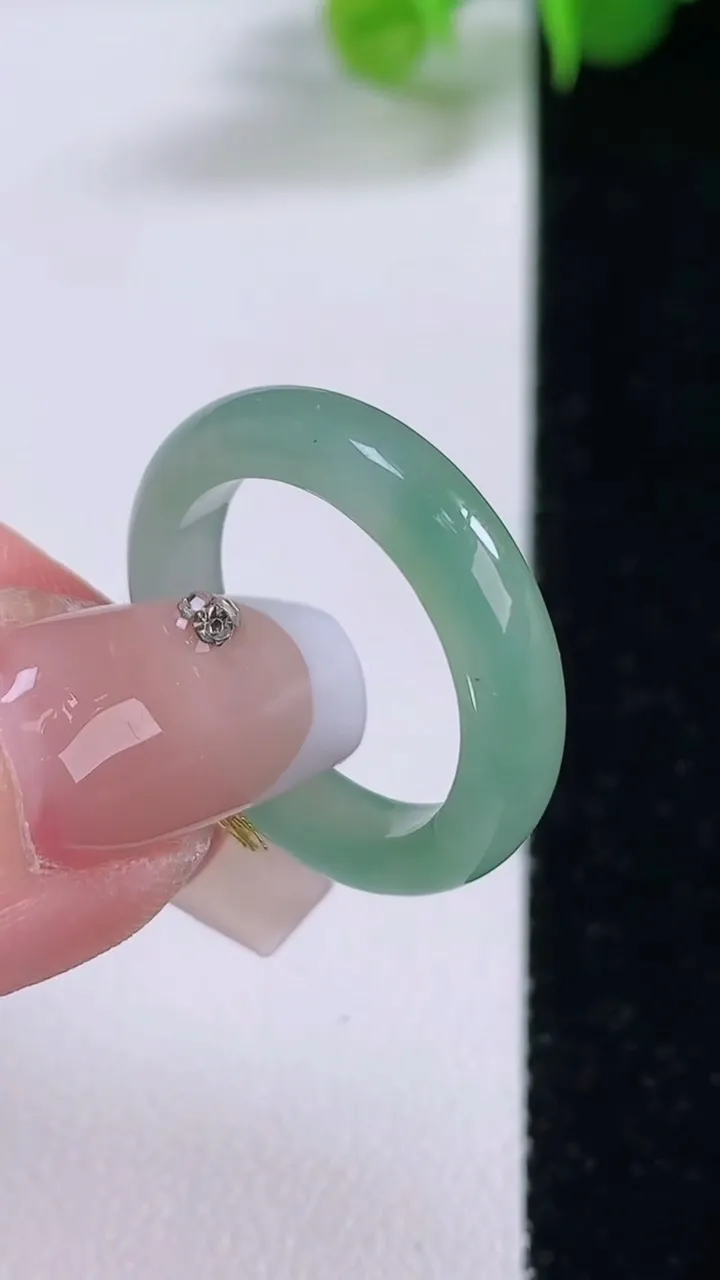 天然A货翡翠指环 戒指，尺寸17.8-4.2-2.9，重量:3.02g2025年12月4日
工厂直销收藏佳品,种好水足，色泽均匀，有种有色，上手高大气！