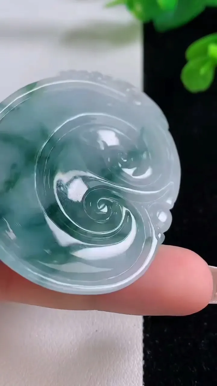 天然A货翡翠飘花如意吊坠，尺寸57-45.4-6，重量:25.93g
12月4日