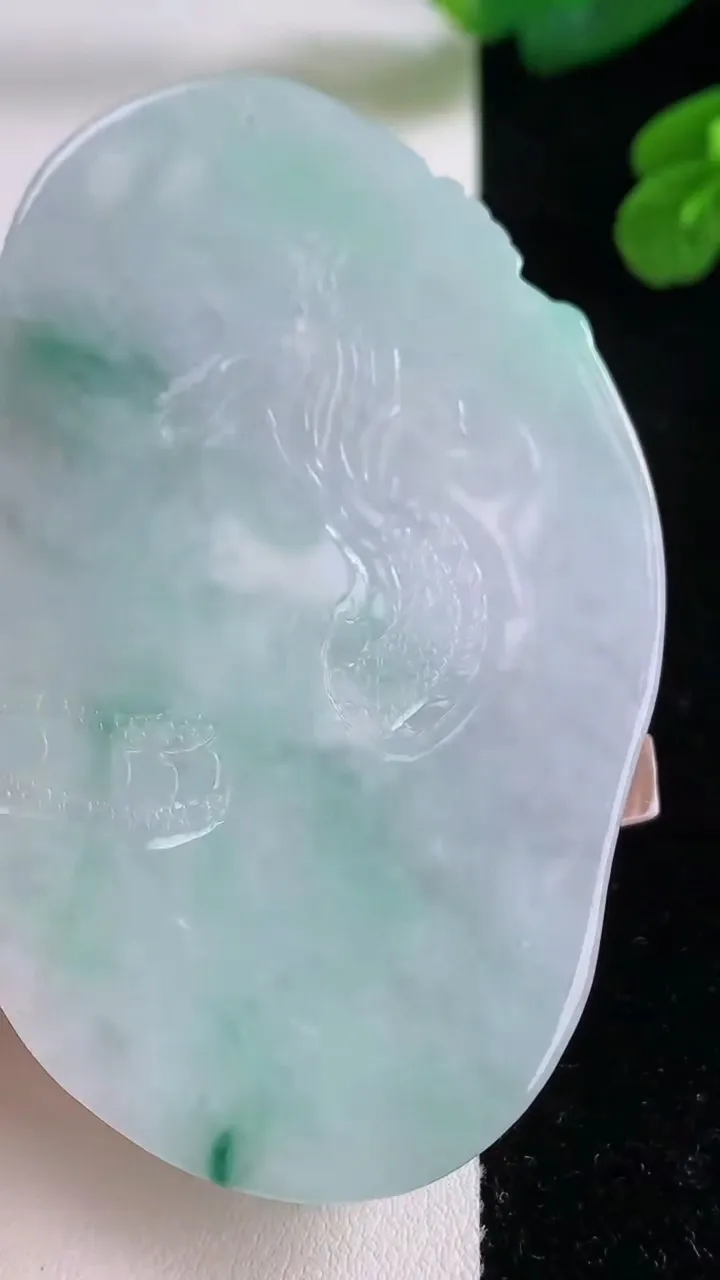 天然A货翡翠祥龙大势至菩萨吊坠，尺寸74-45.5-4.8，重量:36.90g
12月4日