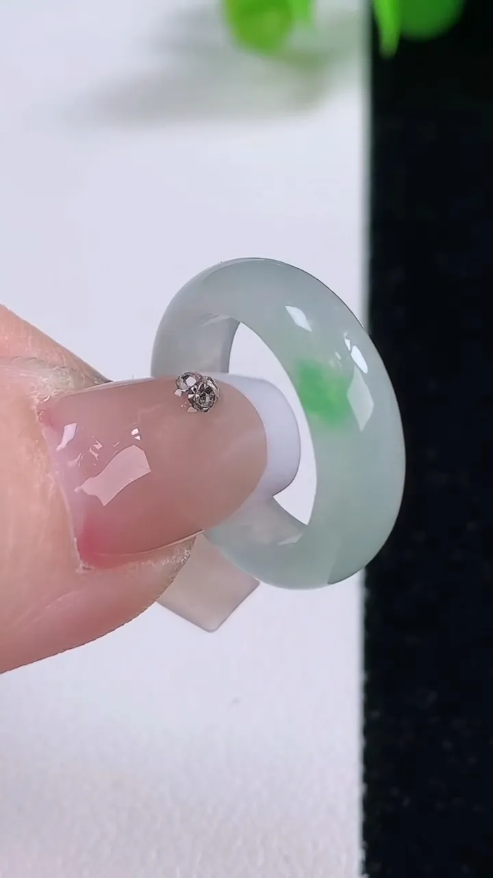 天然A货翡翠指环 戒指，尺寸15.7-5-2.2，重量:2.83g2025年12月4日
工厂直销收藏佳品,种好水足，色泽均匀，有种有色，上手高大气！