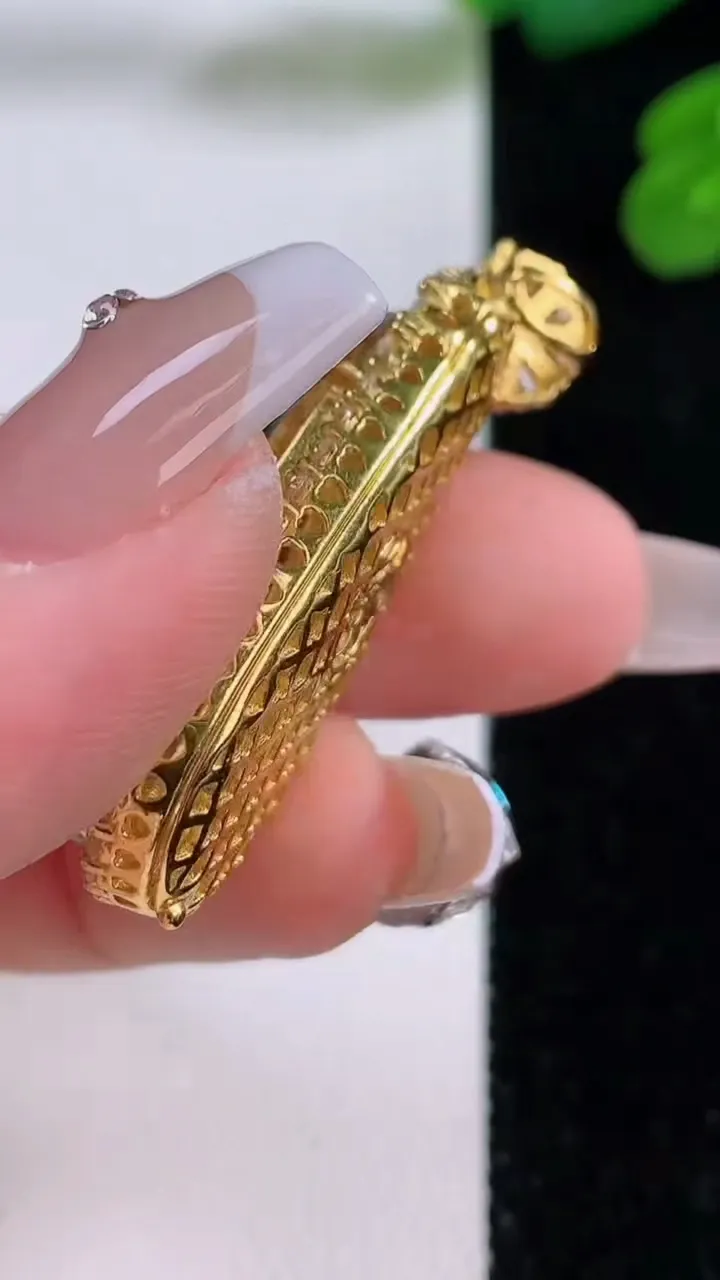 天然A货翡翠福瓜吊坠，尺寸42.8-17.4-8.5，裸石30.4-14.8重量:8.09g
12月4日