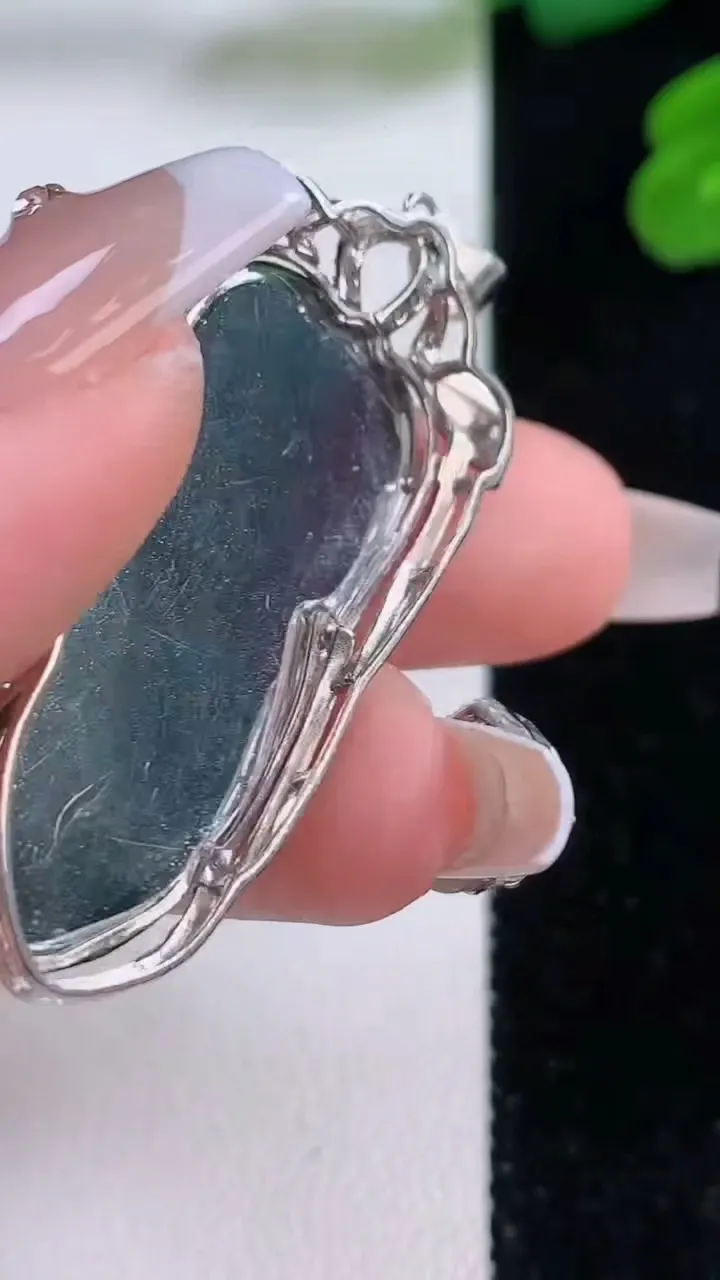 天然A货翡翠金枝玉叶 叶子吊坠，尺寸45.2-20.8-6.4，裸石36.8-17.7重量:4.97g
12月4日