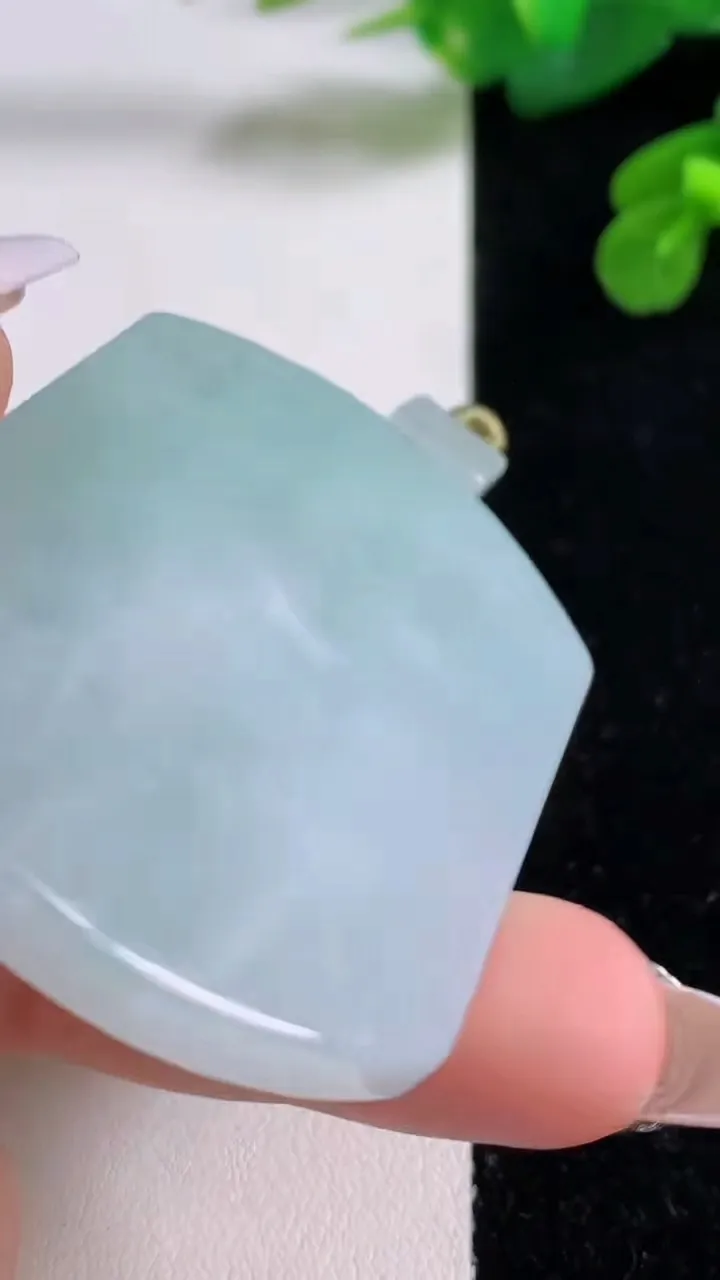 天然A货翡翠无事牌吊坠，尺寸53.6-41-5.4，重量:36.36g
12月4日