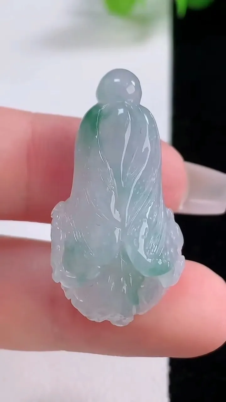 天然A货翡翠冰种飘花白菜吊坠，尺寸33-15.5-11.8，重量:7.70g
12月4日