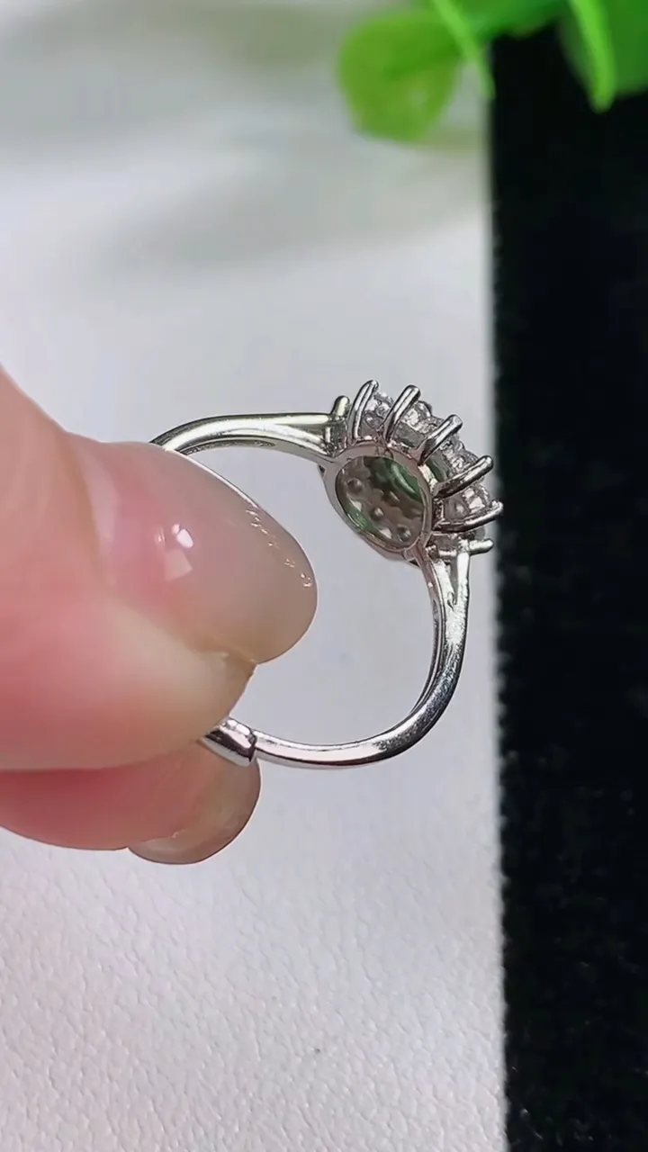 天然A货翡翠蛋面戒指，尺寸5.3，重:1.82g2025年12月4日
工厂直销收藏佳品,种好水足，色泽均匀，有种有色，上手高大气！