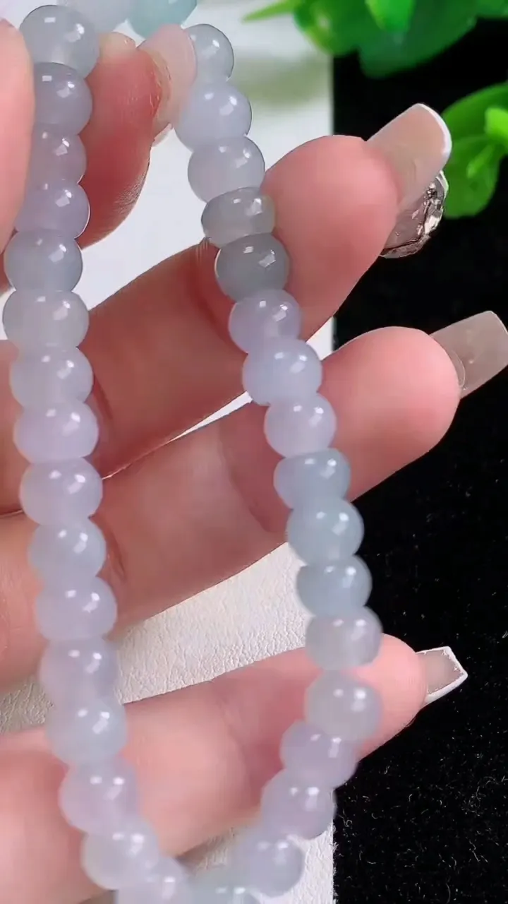 天然A货翡翠算盘珠手串，尺寸6.7-4-35颗，重量:17.71g12月4日
工厂直销收藏佳品,种好水足，色泽均匀，有种有色，上手高大气！