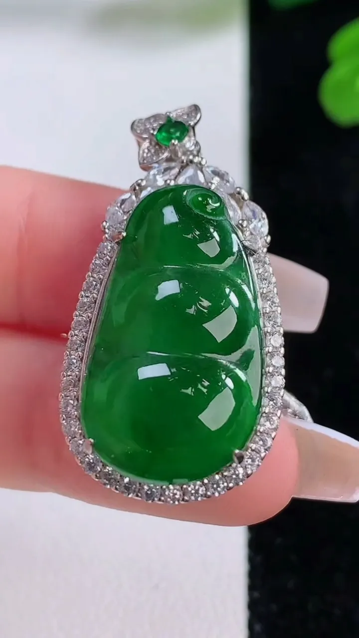 天然A货翡翠葫芦吊坠，尺寸37.3-19.2-9.2，裸石25.4-15.3重量:7.84g
12月